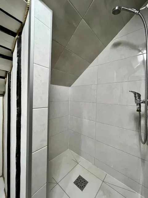 Душова зона, облицьована плиткою, у Котеджі 3